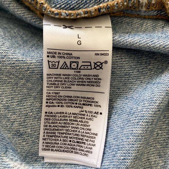 Old Navy Women’s Light Blue Denim Jacket - Picture 6 of 6